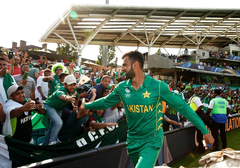Britain Cricket - Pakistan v India - 2017 ICC Champions Trophy Final - The Oval - June 18, 2017 Pakistan's Shoaib Malik celebrates winning the ICC Champions Trophy with their fans Action Images via Reuters / Andrew Boyers Livepic EDITORIAL USE ONLY.