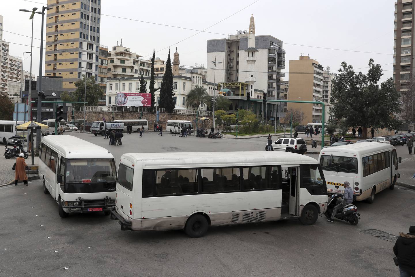 Im vergangenen Jahr schlossen sich Busfahrer bei Streiks an, um Straßen zu blockieren, um gegen die Wirtschaftskrise zu protestieren.  AP