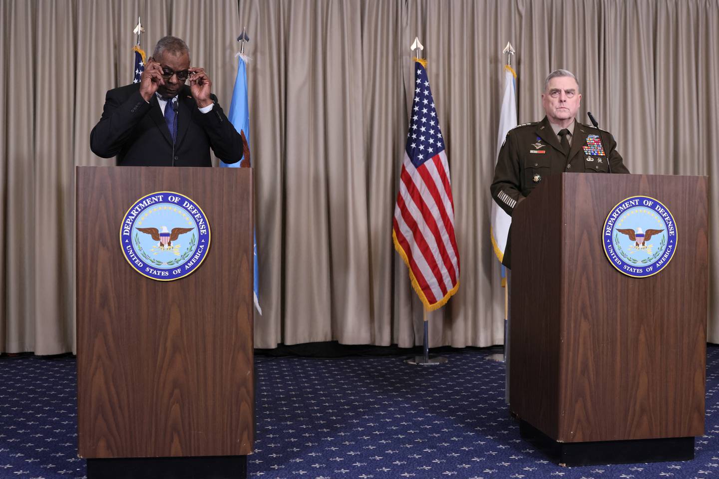 US-Verteidigungsminister Lloyd Austin und der Vorsitzende der Joint Chiefs of Staff General Mark Milley halten eine Pressekonferenz in Deutschland ab.  Reuters