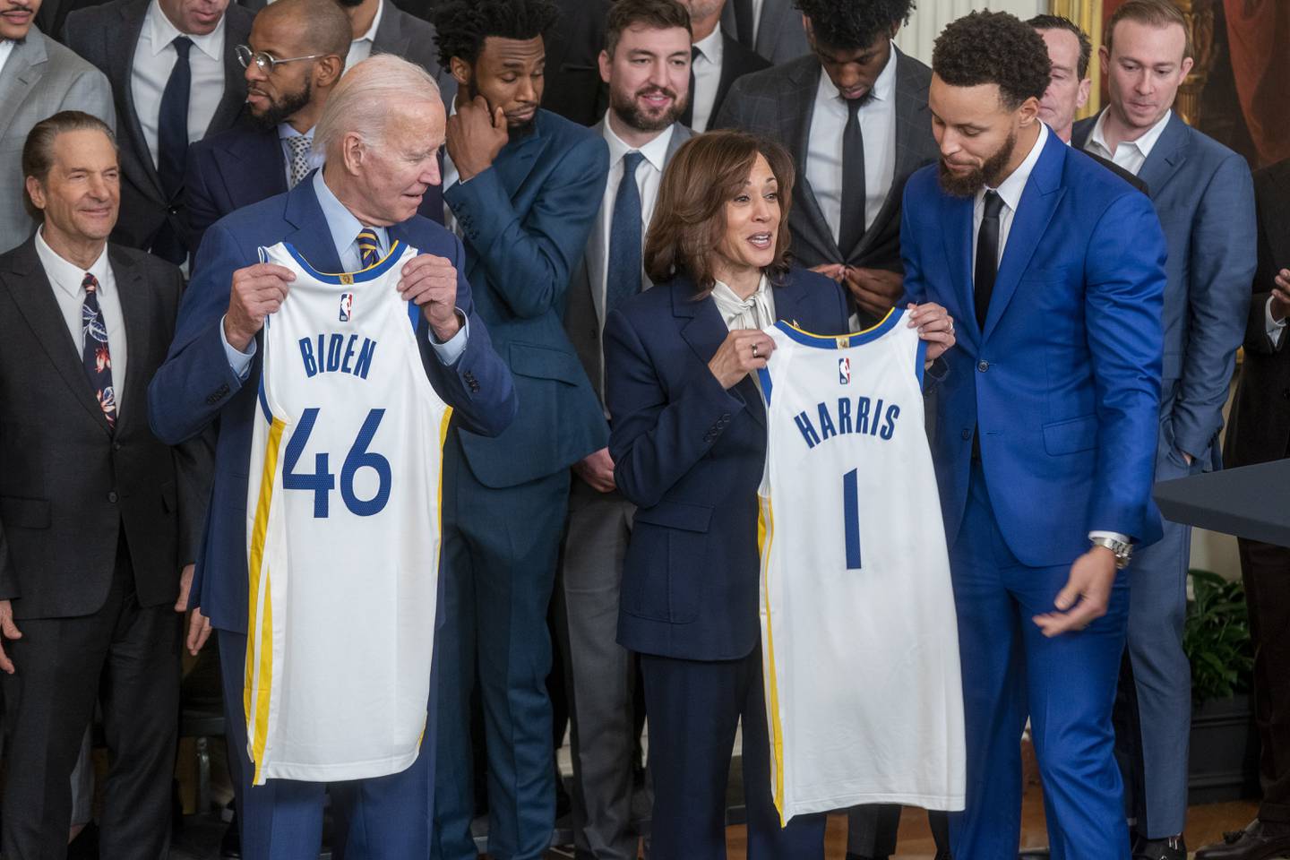 Curry überreicht Herrn Biden und Frau Harris während der Zeremonie im Weißen Haus Teamtrikots.  EPA