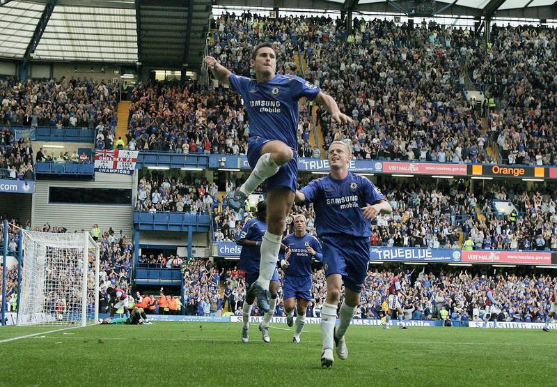 LONDON - SEPTEMBER 24:  Frank Lampard of Chelsea celebrates scoring his second goal with Damien Duff during the Barclays Premiership match between Chelsea and Aston Villa at Stamford Bridge on September 24, 2005 in London, England.  (Photo by Ben Radford/Getty Images)