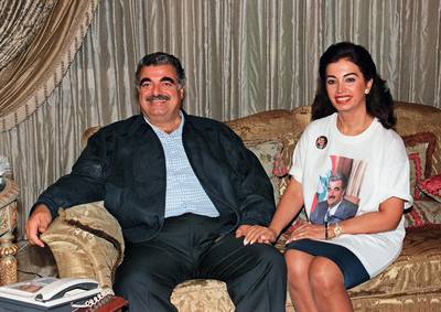 Lebanese Prime Minister Rafic Hariri and his wife Nazic, wearing a t-shirt of her husband, smile 01 September 1996 in their villa in Beirut after the end of the third phase of legislative elections in Lebanon.  AFP PHOTO JOSEPH BARRAK (Photo by JOSEPH BARRAK / AFP)