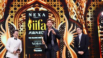 Hrithik Roshan with his Best Actor in a Leading Role (Male) award for Vikram Vedha