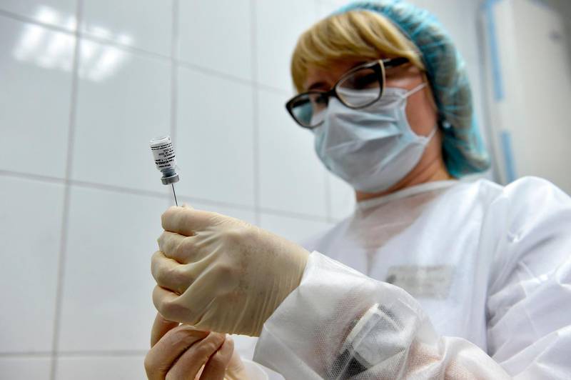 A nurse prepares to inoculate volunteer Ilya Dubrovin, 36, with Russia's new coronavirus vaccine in a post-registration trials at a clinic in Moscow on September 10, 2020. Russia announced last month that its vaccine, named "Sputnik V" after the Soviet-era satellite that was the first launched into space in 1957, had already received approval. The vaccine was developed by the Gamaleya research institute in Moscow in coordination with the Russian defence ministry. / AFP / Natalia KOLESNIKOVA                 
