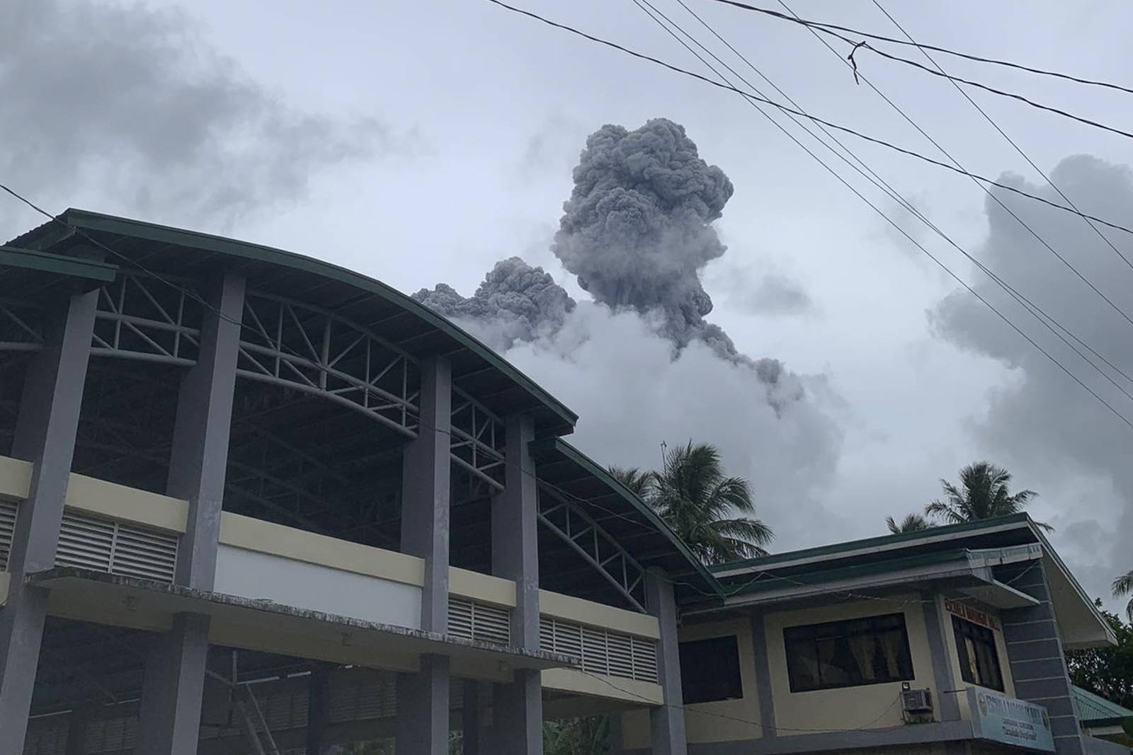 Philippine volcano eruption sends ash 1km into the sky