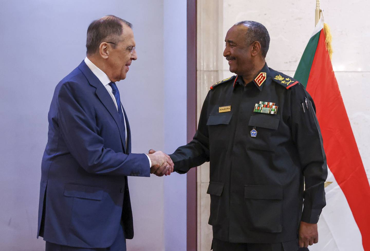Der russische Außenminister Sergej Lawrow schüttelt am 9. Februar in Khartum dem sudanesischen Militärführer General Abdel Fattah Al Burhan die Hand. EPA