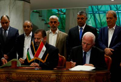 Head of Hamas delegation Saleh Arouri and Fatah leader Azzam Ahmad sign a reconciliation deal in Cairo, Egypt, October 12, 2017. REUTERS/Amr Abdallah Dalsh     TPX IMAGES OF THE DAY