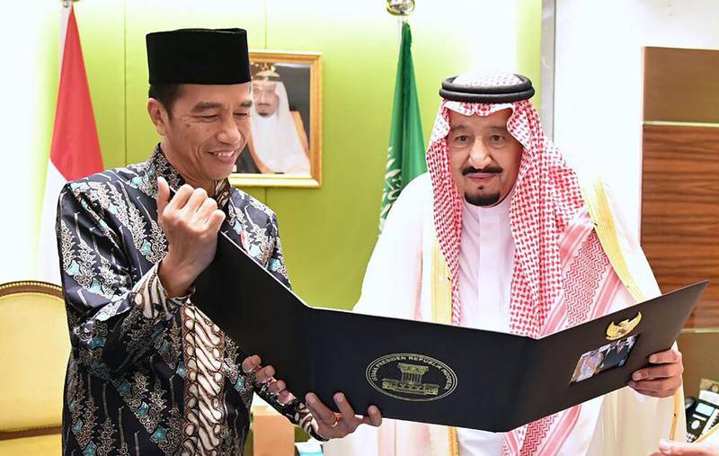 Saudi Arabia’s King Salman and Indonesia’s president Joko Widodo endorse the signing of 11 cooperation agreements following last week’s talks at the Bogor palace in Jakarta. Laily Rachev / Indonesian Presidential Palace via AFP