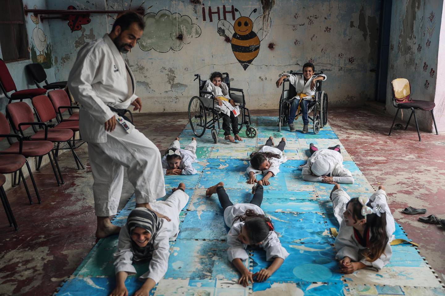 In the Syrian village of Aljiina, near the city of Aleppo, Wasim Satot has opened a karate school for children. What makes it special is that girls and boys with and without disabilities are taught together. They’re aged between six and 15 years old. With his school, Satot wants to create a sense of community and overcome any traumas of war in the minds of the children.
