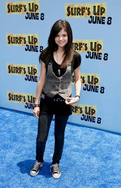 epa01027590 US actress Selena Gomez arrives for the film premiere of 'Surf's Up' in Los Angeles, California, 02 June 2007.  EPA/PAUL BUCK