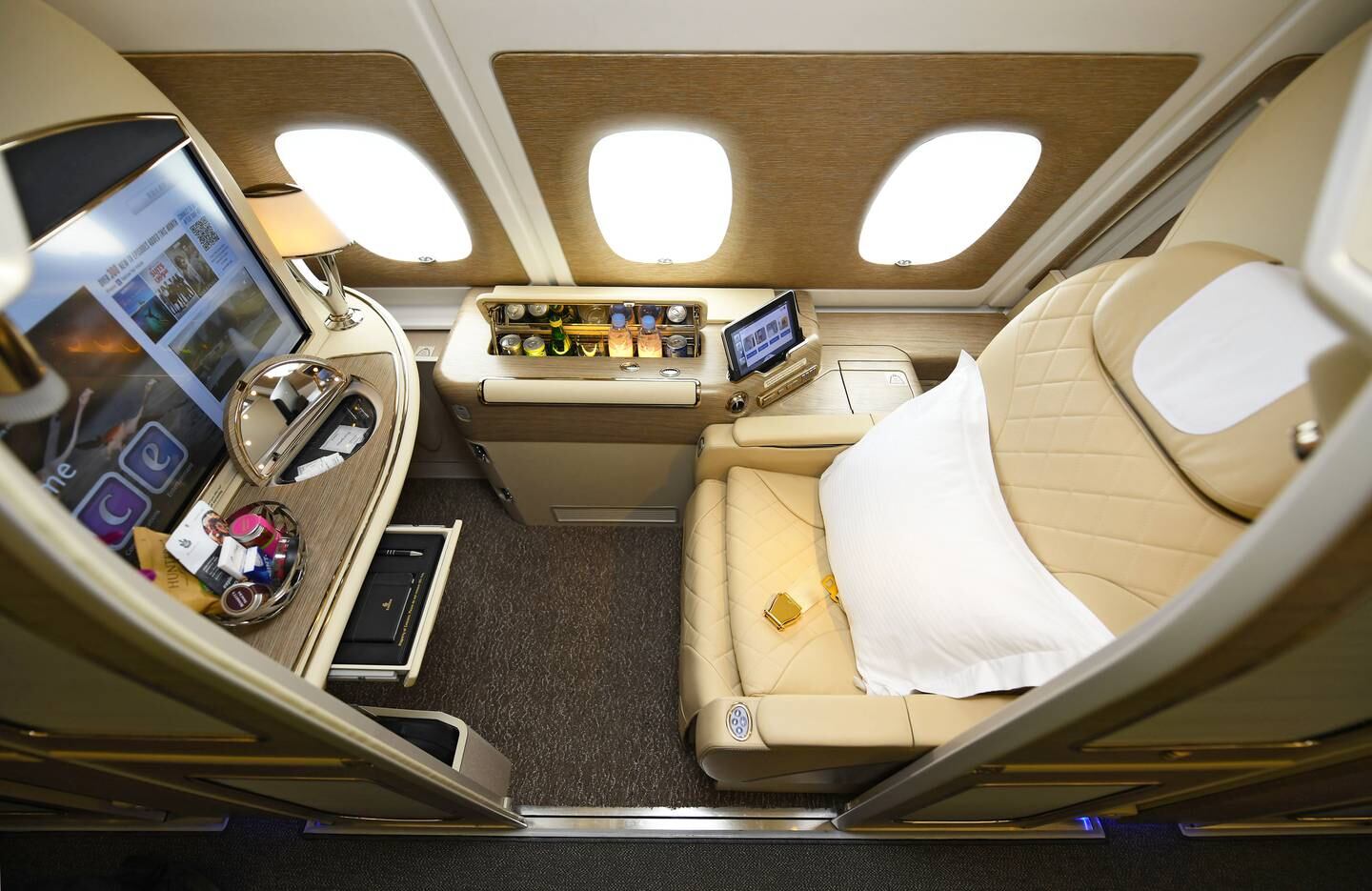 Die neuen First-Class-Suiten von Emirates sind mit cremefarbenen Ledersitzen und hellen Holzelementen ausgestattet.  Foto: Emirate
