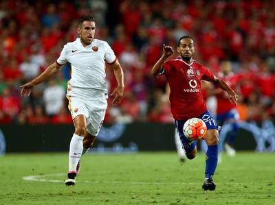 Kevin Strootman of AS Roma compete for the ball with Walid Soliman of Al Ahly during the friendly match between AS Roma and Al Ahly on May 20, 2016 in Al Ain. (Francois Nel/Getty Images)