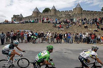 Mark Cavendish, centre, in action during yesterday’s 15th stage of the Tour de France, which he won in a sprint finish.