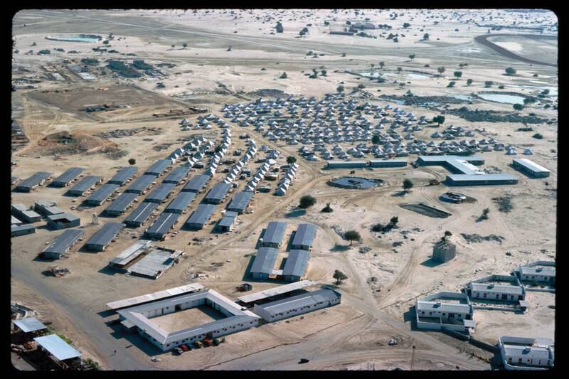 In the foreground of this 1977 image by Stephen Finch, architects’ and construction management’s offices are visible. In the background sprawls a town of bungalows, barracks and tents for those who are constructing the Trade Centre Complex