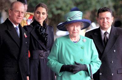 Britain's Queen Elizabeth II (3rd L) stands with King Abdullah of Jordan (R), Prince Philip (L) and Queen Rania upon their arrival in Windsor  06 November 2001. King Abdullah is on a four-day official visit to Britain.       AFP PHOTO         REUTERS POOL/RUSSELL BOYCE/mda (Photo by RUSSELL BOYCE / POOL / AFP)
