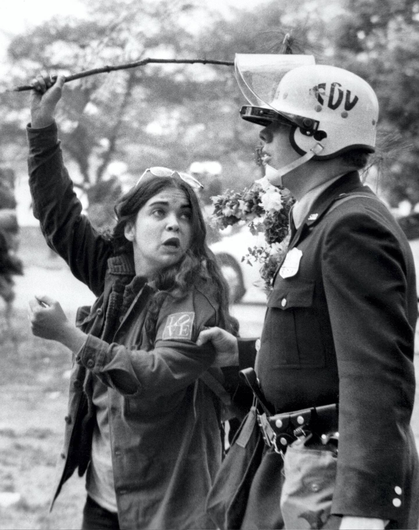 A angry demonstrator is arrested by a policeman in Washington 6 May 1971 during a protest against the Vietnam war. // Une jeune manifestante semble furieuse lors de son arrestation par un policier, à Washington le 6 mai 1971, lors d'une manifestation contre l'intervention des Etats-Unis au Vietnam.  / AFP PHOTO
