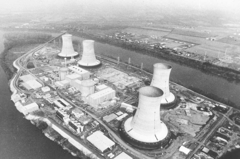 1979:  The Three Mile Island nuclear plant near Harrisburg, Pennsylvania, the scene of a notorious nuclear leak.  (Photo by MPI/Getty Images)