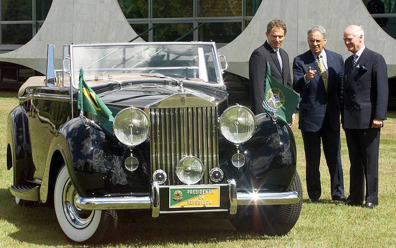 Rolls-Royce president Ralph Robbins, British Prime Minister Tony Blair and Brazilian President Fernando Henrique Cardoso stand next to the Rolls-Royce Silver Wraith in July 2001 in Brasilia