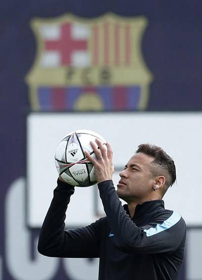Neymar plays with a ball during a training session. Albert Gea / Reuters