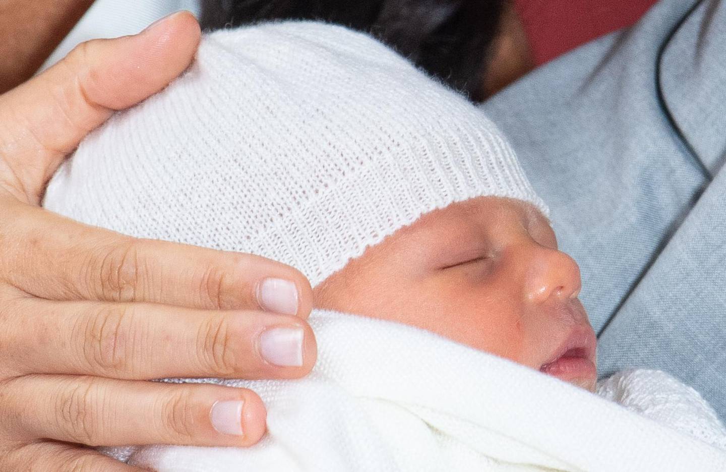 epa07555743 The Duchess of Sussex places her hand next to her baby son, who was born on Monday morning, during a photocall in St George's Hall at Windsor Castle in Winsdor, Britain, 08 May 2019.  EPA/Domic Lipinski / PA   EDITORIAL USE ONLY/NO SALES