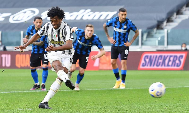 epa09202674 Juventus' Juan Cuadrado scores the 3-2 lead from the penalty spot during the Italian Serie A soccer match between Juventus FC and Inter Milan in Turin, Italy, 15 May 2021.  EPA/ALESSANDRO DI MARCO