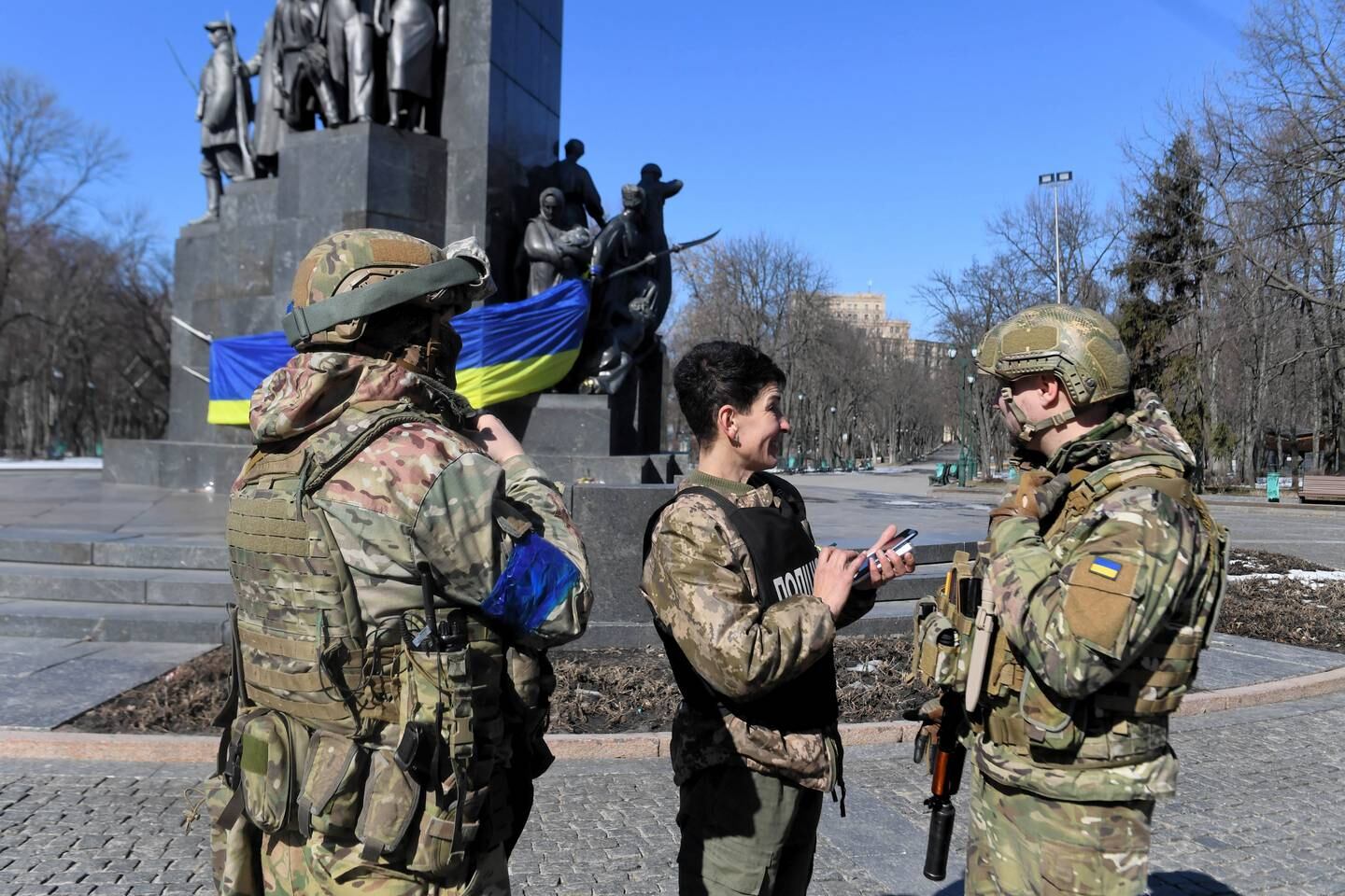 Ukrainian soldiers stand in front of the Taras Shevchenko monument in Kharkiv. EPA / ANDRZEJ LANGE POLAND OUT
