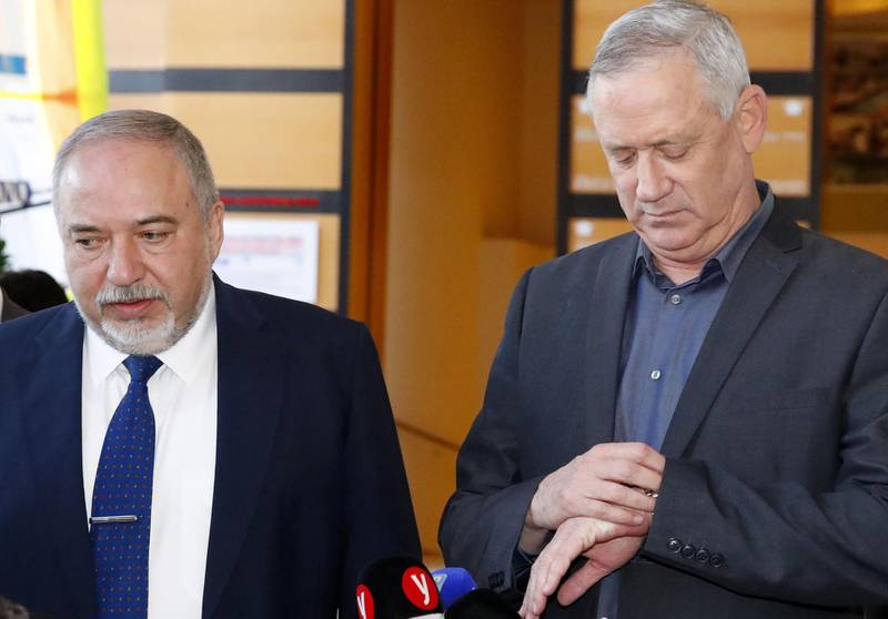 Leader of Israeli centrist party Blue and White electoral alliance Benny Gantz (R) and leader of the Israeli secular nationalist Yisrael Beiteinu party Avigdor Lieberman (L), give a press statement after a private meeting in the central city of Ramat Gan, on March 9, 2020. / AFP / JACK GUEZ
