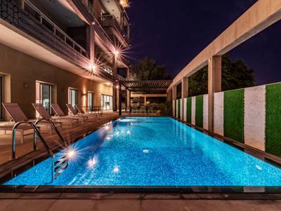 The swimming pool by night. Courtesy Luxhabitat Sotheby's International Realty