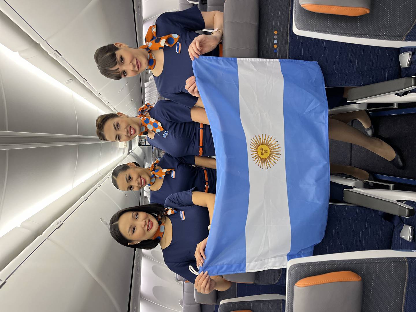 Die Crew von Flydubai feiert den Sieg Argentiniens bei der Weltmeisterschaft 2022.  Foto: flydubai