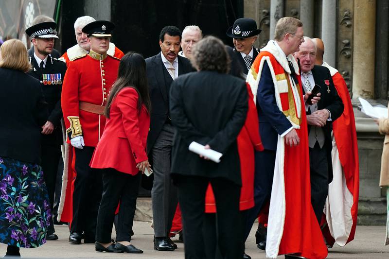 Lionel Richie, au centre, portait un costume de cérémonie pour le couronnement du roi Charles III.  Reuter