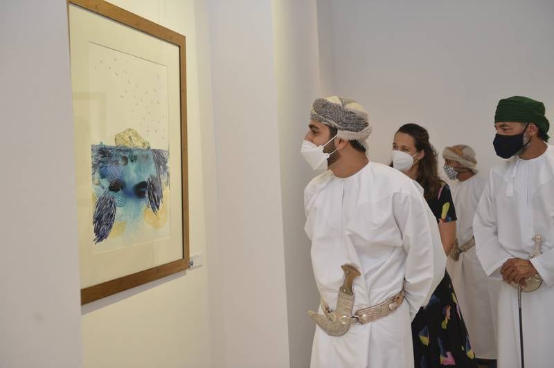 Muscat, Nov 2 (ONA) – Under the auspices of HH Sayyid Theyazin bin Haitham al Said, Minister of Culture, Sports and Youth, an exhibition titled “The Coast, Society and Protection”, the first by Juana Mullet, was opened at Bait al Baranda in Muttrah today.      Sayyid Theyazin took tour of the exposition which sheds light on the beauty of Oman’s coast, as well as the phenomenon of pollution threatening Omani coast and the beaches. Oman News Agency