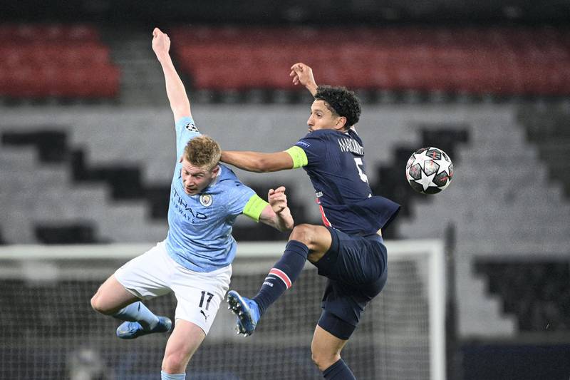 Manchester City's Belgian midfielder Kevin De Bruyne (L) fights for the ball with Paris Saint-Germain's Brazilian defender Marquinhos during the UEFA Champions League first leg semi-final football match between Paris Saint-Germain (PSG) and Manchester City at the Parc des Princes stadium in Paris on April 28, 2021. (Photo by Anne-Christine POUJOULAT / AFP)