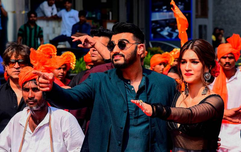 Bollywood actor Arjun Kapoor (L) and actress Kriti Sanon pose for photographs as they attend the song launch of their upcoming Hindi film 'Panipat' directed by Ashutosh Gowariker in Mumbai on November 23, 2019.  / AFP / Sujit Jaiswal
