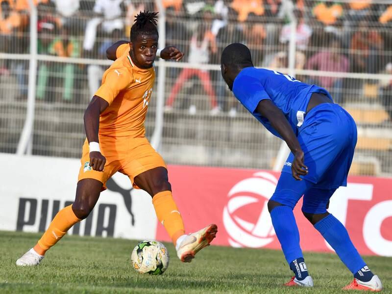 Ivory Coast's Wilfried Zaha (L) controls the ball during the African Cup of Nations CAN 2019 qualification football match between Ivory Coast and Central African Republic, at the Stade de la paix in Bouake on October 12, 2018. (Photo by ISSOUF SANOGO / AFP)