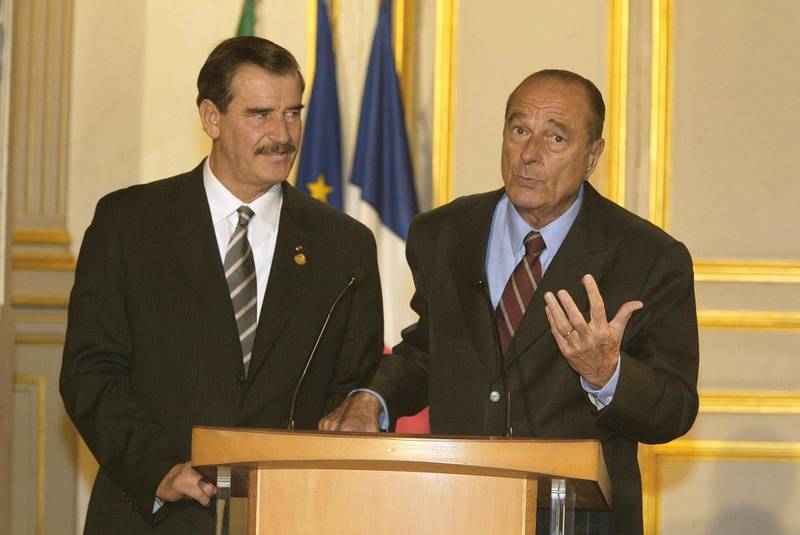 PARIS - NOVEMBER 15:  French President Jacques Chirac (R) gestures as he speaks at a media conference as Mexican President Vicente Fox stands nearby at Elysee Palace November 15, 2002 in Paris, France. President Fox is on a two-day official visit to France.  (Photo by Pascal Le Segretain/Getty Images)   