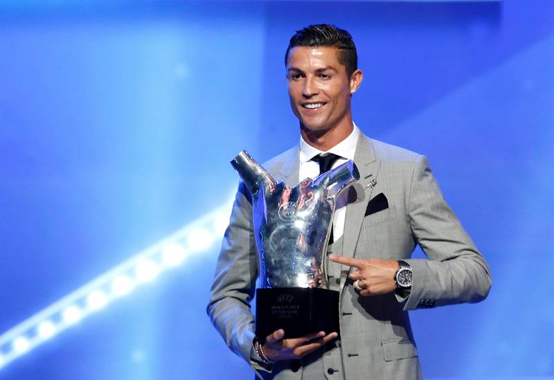 epa06160490 Portuguese player Cristiano Ronaldo of Real Madrid poses with his UEFA's Best Player in Europe 2016/2017 award prior to the UEFA Champions League draw at Grimaldi Forum, Monte Carlo, Monaco, 24 August 2017.  EPA/SEBASTIEN NOGIER