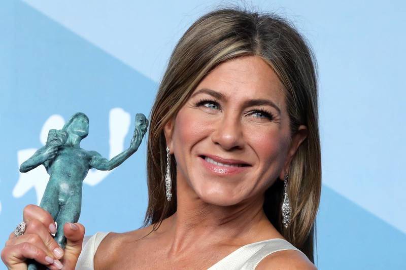 26th Screen Actors Guild Awards – Photo Room – Los Angeles, California, U.S., January 19, 2020 – Jennifer Aniston poses backstage with her Outstanding Performance by a Female Actor in a Drama Series for "The Morning Show". REUTERS/Monica Almeida