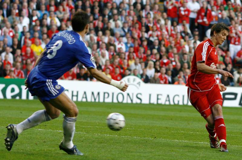 Liverpool's Daniel Agger (R) scores against Chelsea during their Champions League semi-final, second leg soccer match in Liverpool May 1, 2007. REUTERS/Dylan Martinez (BRITAIN) - GM1DVDYAGKAA