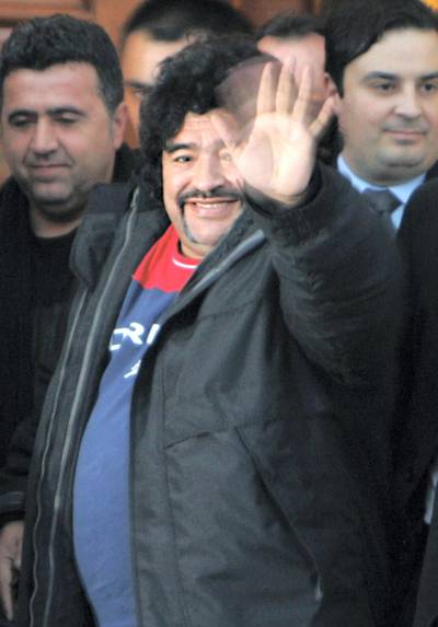 Former Argentine soccer star Diego Armando Maradona (2nd R) greets supporters in front of a hotel in Athens 13 January 2004. Maradona is on a two-day private visit to Greece.  AFP PHOTO / FAYEZ NURELDINE (Photo by FAYEZ NURELDINE / AFP)