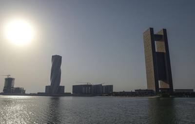 This picture taken on June 25, 2019 shows a general view of the Four Seasons Hotel (R) in the Bahraini capital Manama, where the "Peace to Prosperity" workshop is taking place.  Co-host the United States is holding out the prospect of $50 billion of investment to the Palestinians and their neighbours, but the Palestinian Authority is boycotting the conference, believing that the United States and Israel are trying to buy them off and impose political solutions.  / AFP / STR
