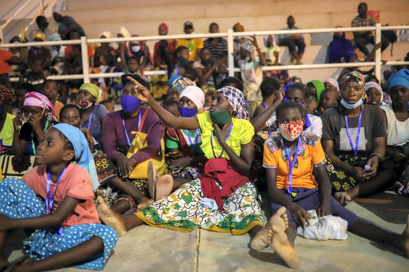 TOPSHOT - Internally displaced people (IDP) from Palma gather in the Pemba Sports center to receive humanitarian aid in Pemba on April 2, 2021. They people were evacuated from the coasts of Palma after armed insurgents attacked the city on March 24, 2021. / AFP / Alfredo Zuniga
