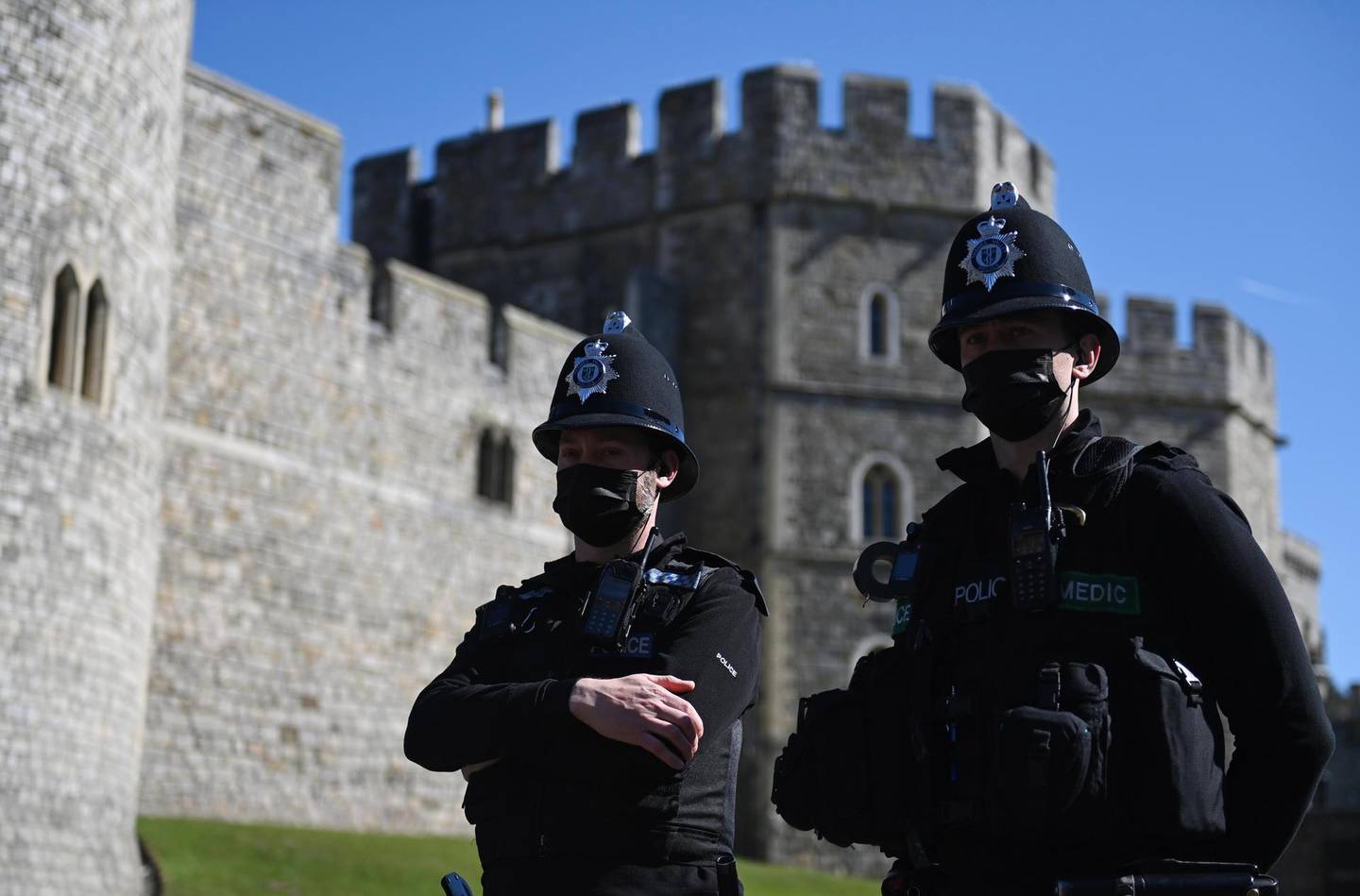 epa09140922 Police stand outside Windsor Castle in Windsor, Britain, 17 April 2021. Britain's Prince Philip, the Duke of Edinburgh, died on 09 April 2021 aged 99, his funeral is to take place on 17 April during a closed ceremony in Windsor Castle.  EPA/NEIL HALL