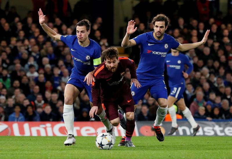 Soccer Football - Champions League Round of 16 First Leg - Chelsea vs FC Barcelona - Stamford Bridge, London, Britain - February 20, 2018   Barcelona’s Lionel Messi in action with Chelsea's Cesar Azpilicueta and Cesc Fabregas    REUTERS/David Klein     TPX IMAGES OF THE DAY
