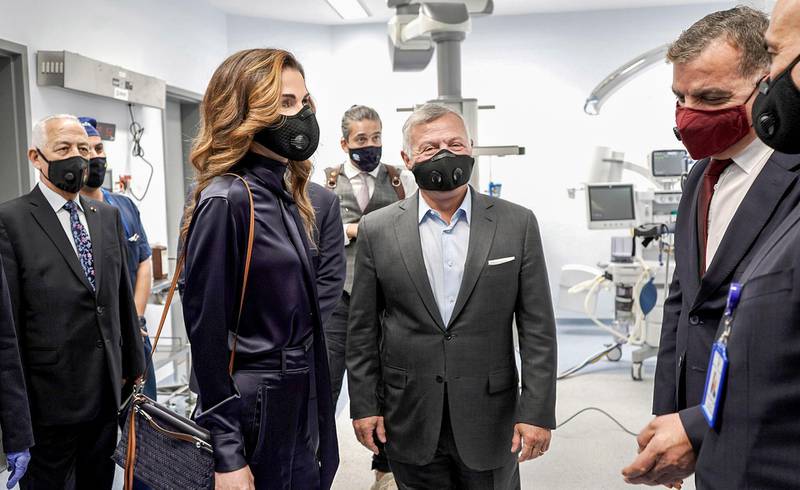 A handout picture released by the Jordanian Royal Palace on August 16, 2020 shows Jordanian King Abdullah II (C-R) accompanied by his wife Queen Rania (C-L), as they and their entourage are clad in masks due to the COVID-19 coronavirus pandemic, while inaugurating a new emergency hospital in the capital Amman.  - RESTRICTED TO EDITORIAL USE - MANDATORY CREDIT "AFP PHOTO / JORDANIAN ROYAL PALACE / YOUSEF ALLAN" - NO MARKETING NO ADVERTISING CAMPAIGNS - DISTRIBUTED AS A SERVICE TO CLIENTS
 / AFP / Jordanian Royal Palace / Yousef ALLAN / RESTRICTED TO EDITORIAL USE - MANDATORY CREDIT "AFP PHOTO / JORDANIAN ROYAL PALACE / YOUSEF ALLAN" - NO MARKETING NO ADVERTISING CAMPAIGNS - DISTRIBUTED AS A SERVICE TO CLIENTS
