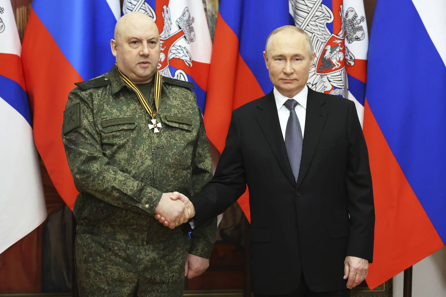 Präsident Wladimir Putin mit General Sergei Surovikin, dem ehemaligen Kommandanten der russischen Militäroperation in der Ukraine.  AP