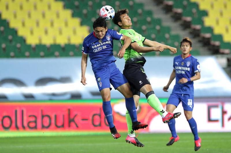 Lee Dong-Gook goes up for a header against the Bluewings. Getty Images