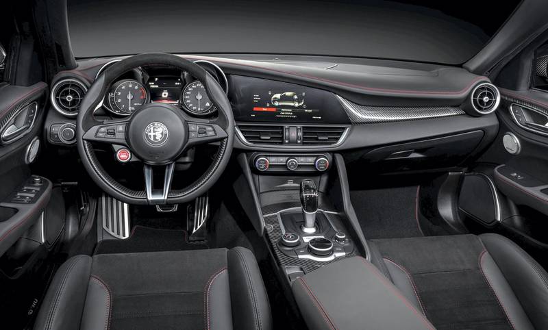 The car gives a clear view ahead over clear and precise analogue instruments. Alfa Romeo
