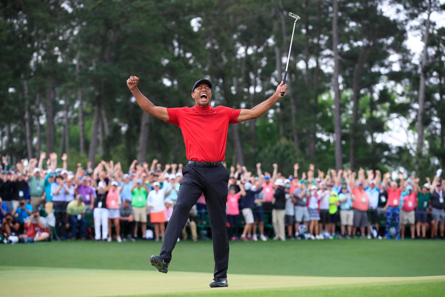 epa07507090 Tiger Woods of the US celebrates winning the 2019 Masters Tournament at the Augusta National Golf Club in Augusta, Georgia, USA, 14 April 2019. The 2019 Masters Tournament is held 11 April through 14 April 2019.  EPA/TANNEN MAURY