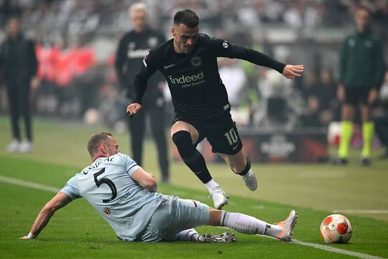 FRANKFURT AM MAIN, GERMANY - MAY 05: Filip Kostic of Eintracht Frankfurt is challenged by Vladimir Coufal of West Ham United during the UEFA Europa League Semi Final Leg Two match between Eintracht Frankfurt and West Ham United at Deutsche Bank Park on May 05, 2022 in Frankfurt am Main, Germany. (Photo by Matthias Hangst / Getty Images)
