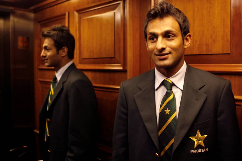 ABU DHABI, UNITED ARAB EMIRATES - November 9, 2008: Pakistan Cricket Captain Shoaib Malik rides the elevator at Le Royal Meridien Hotel after the Pakistan Cricket team arrived in Abu Dhabi today.( Ryan Carter / The National ) *** Local Caption ***  RC015-PakistanCricket.JPGRC015-PakistanCricket.JPG
